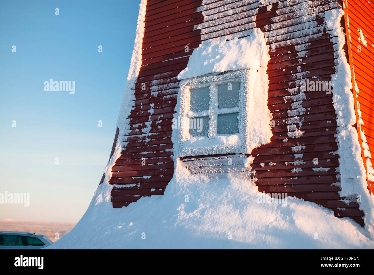 Schneebedeckte rote Hütte Stockfoto