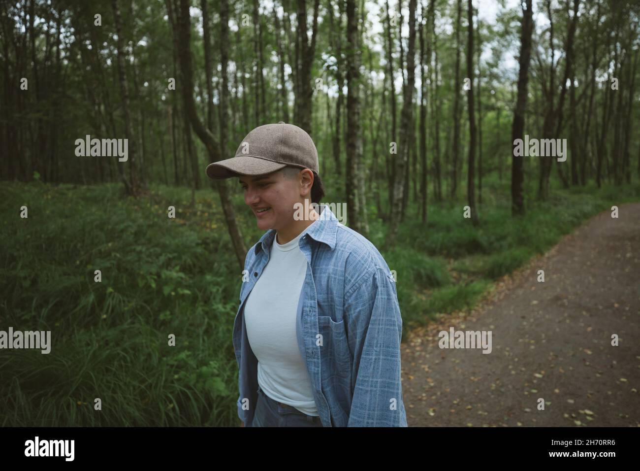 Junge Frau im Wald wandern Stockfoto