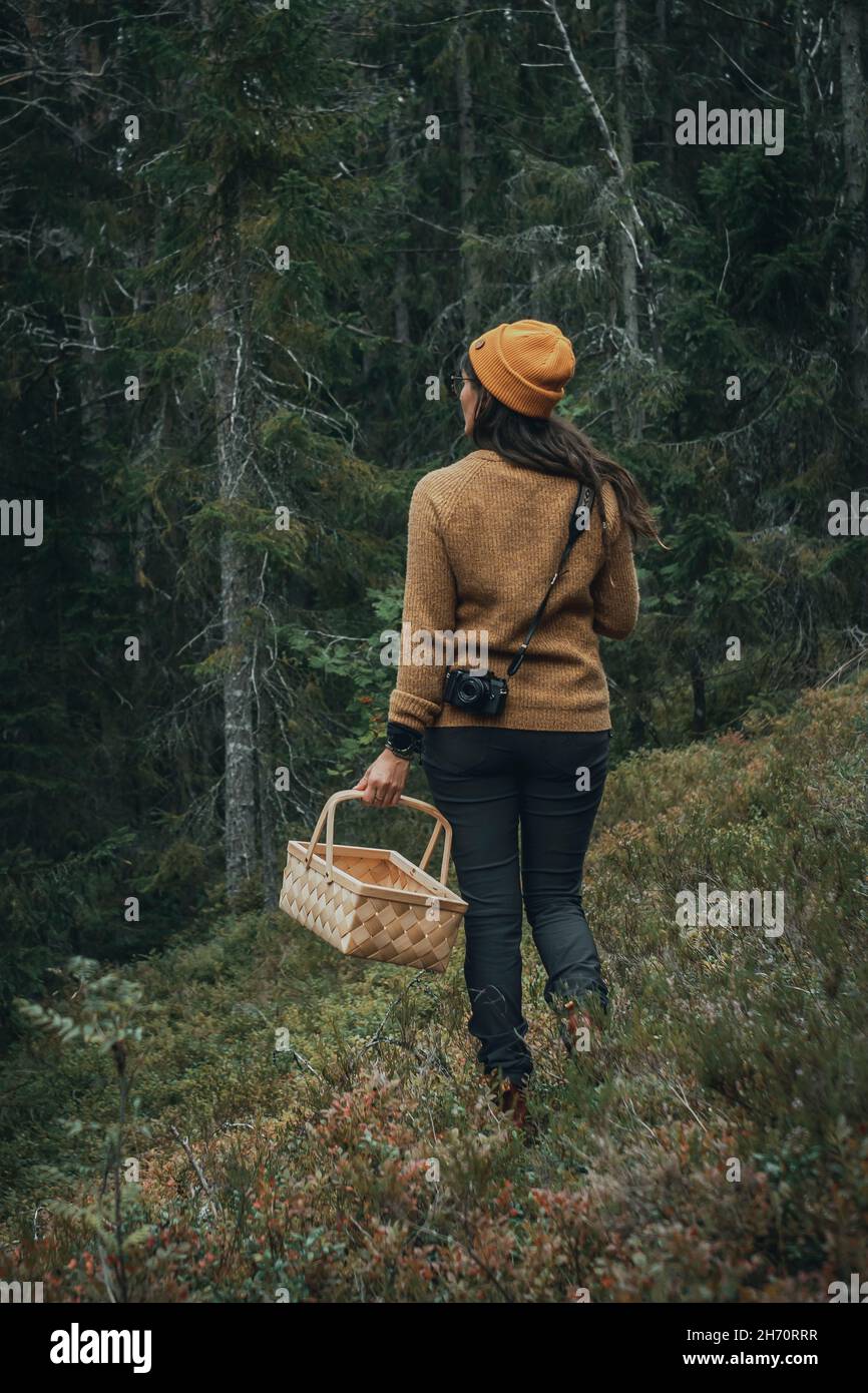 Frau Pilze im Wald Stockfoto