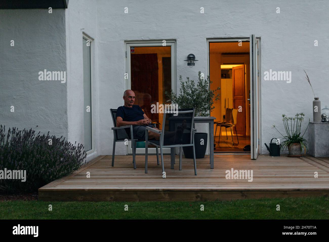Mann entspannend auf Terrasse Stockfoto