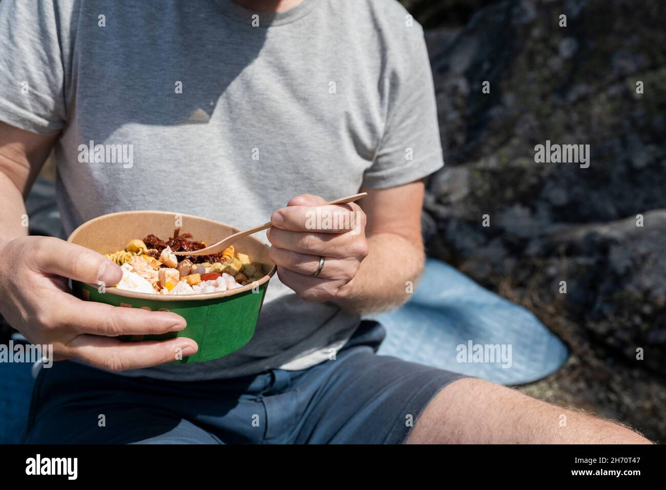 Mann, der Schüssel mit Essen hält Stockfoto