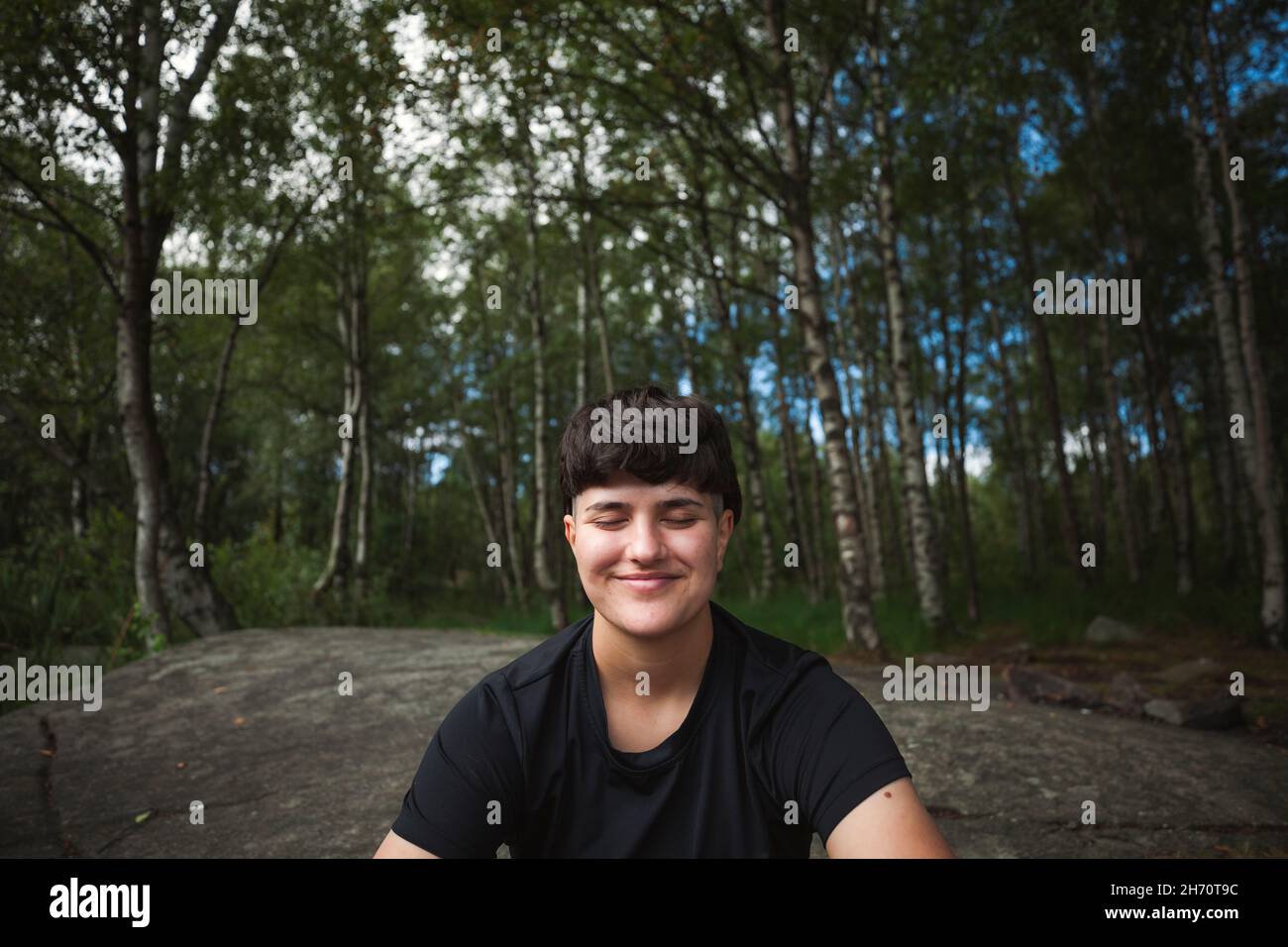 Entspannende junge Frau im Wald Stockfoto