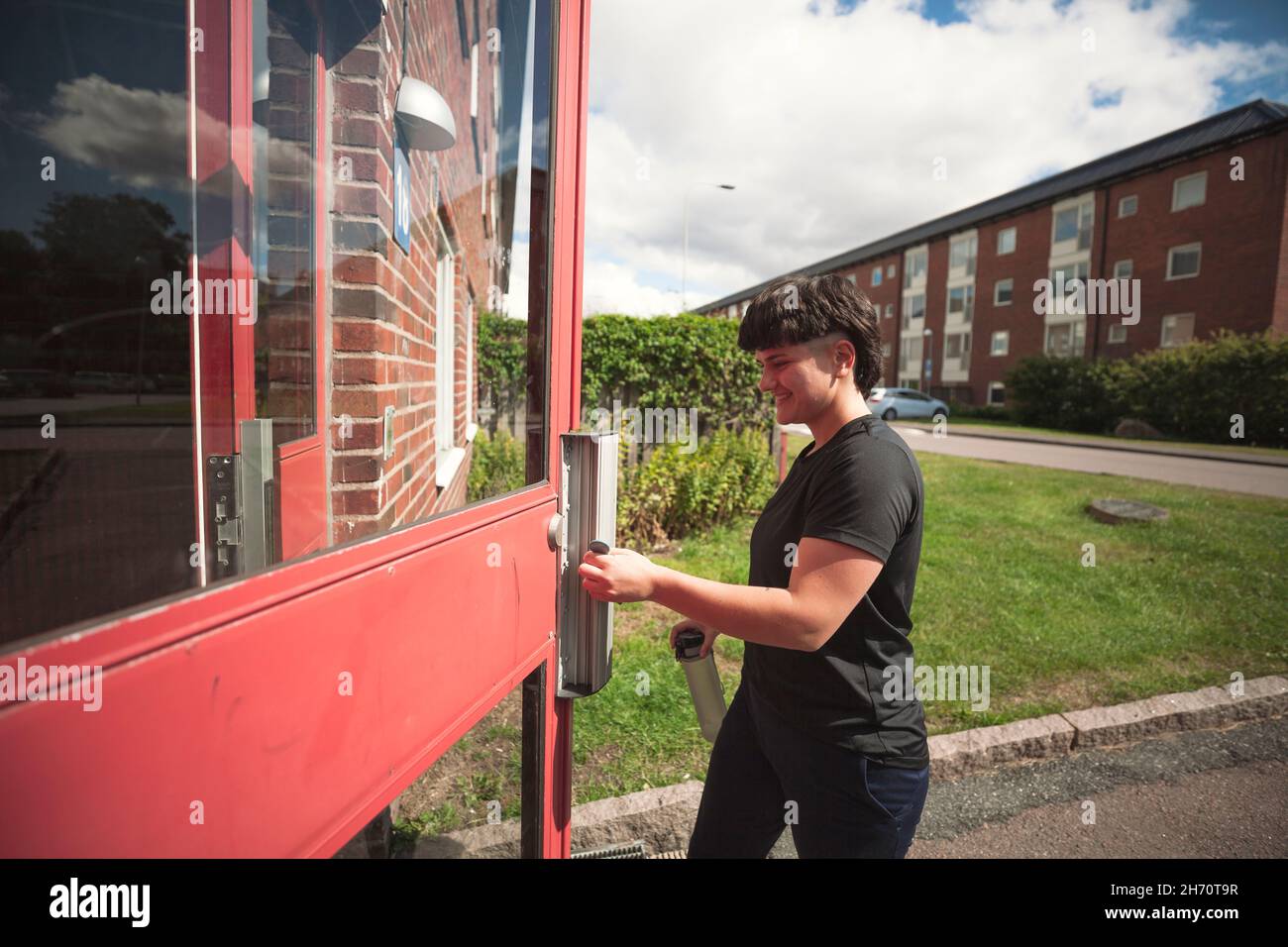 Junge Frau im Wohnviertel Stockfoto