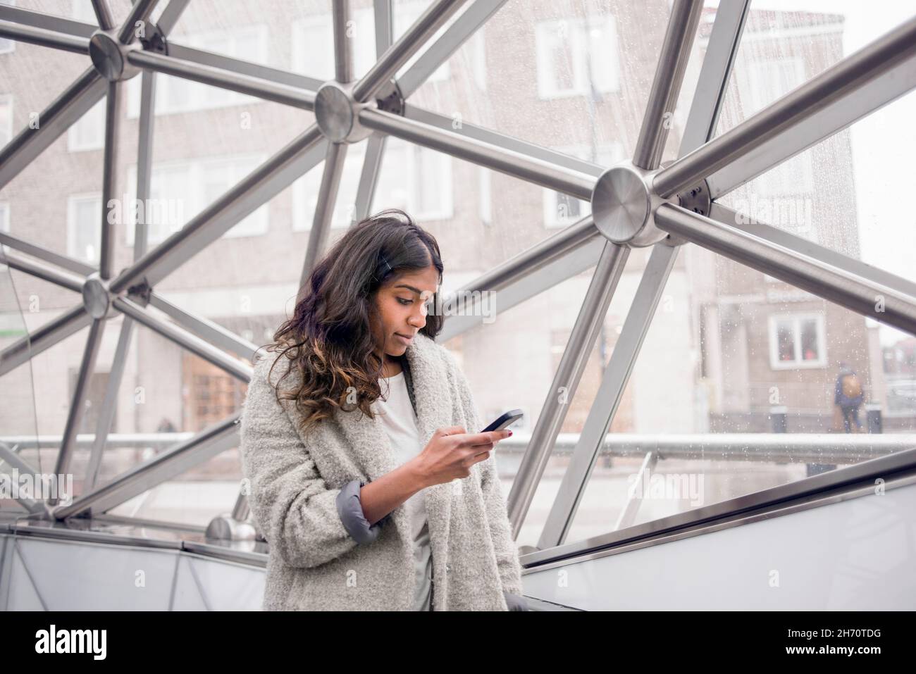 Junge Frau mit Smartphone Stockfoto