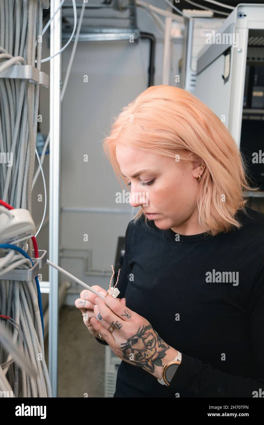 Weibliche Elektriker bei der Arbeit Stockfoto