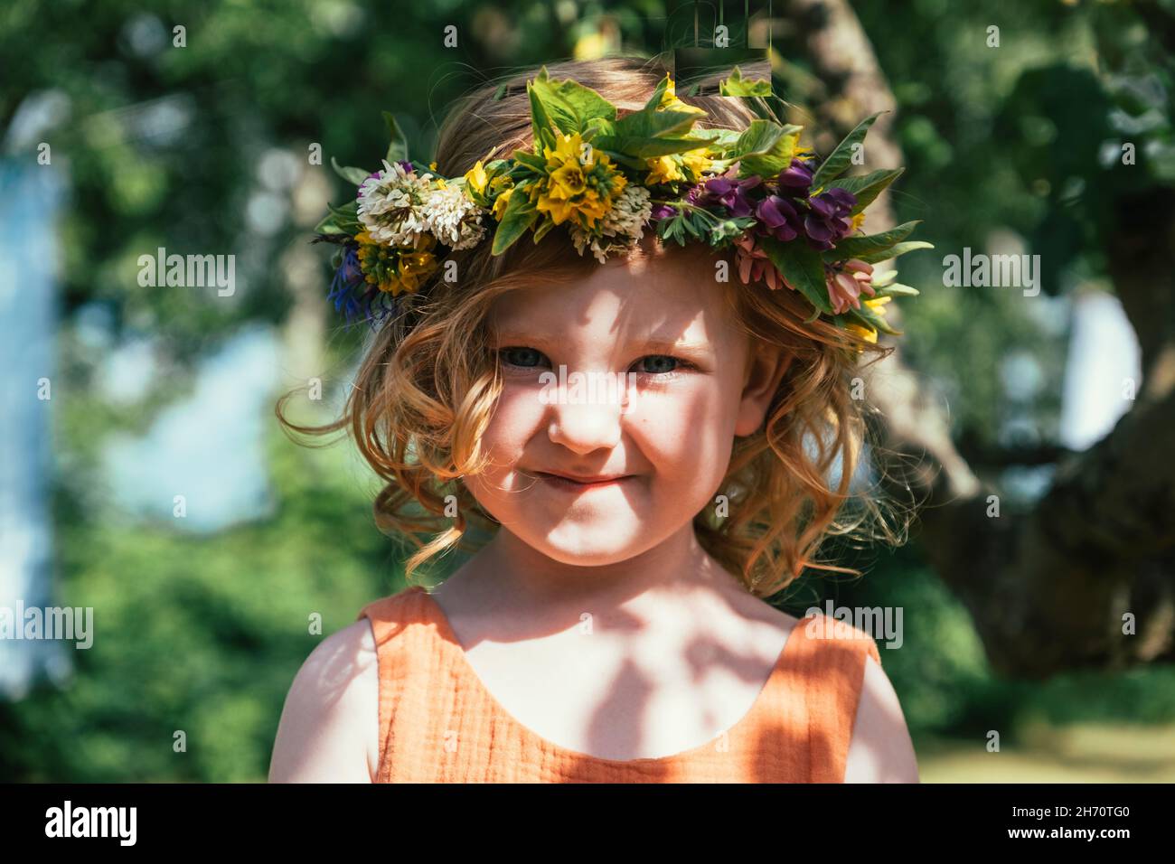 Porträt eines Mädchens im Blumenkranz Stockfoto