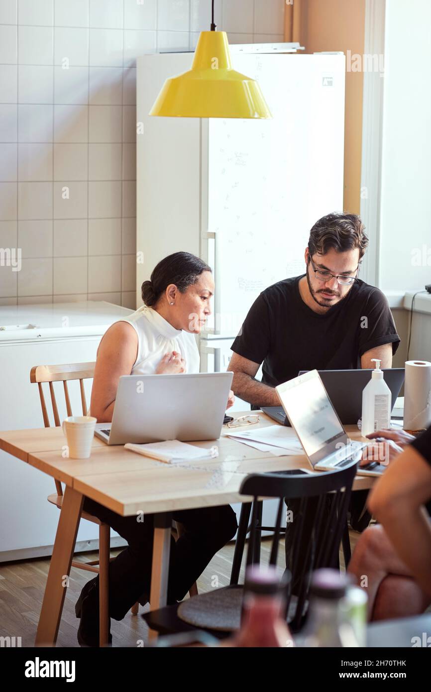 Frau und Mann mit Laptops Stockfoto