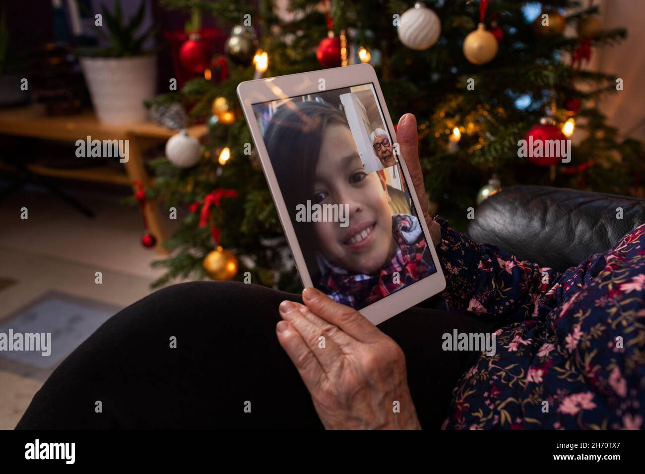 Ältere Frau mit Enkelin, die einen Videoanruf führt Stockfoto