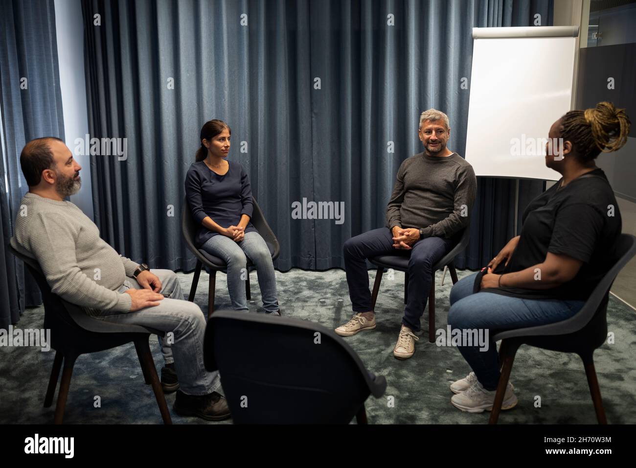 Personen während des Meetings Stockfoto