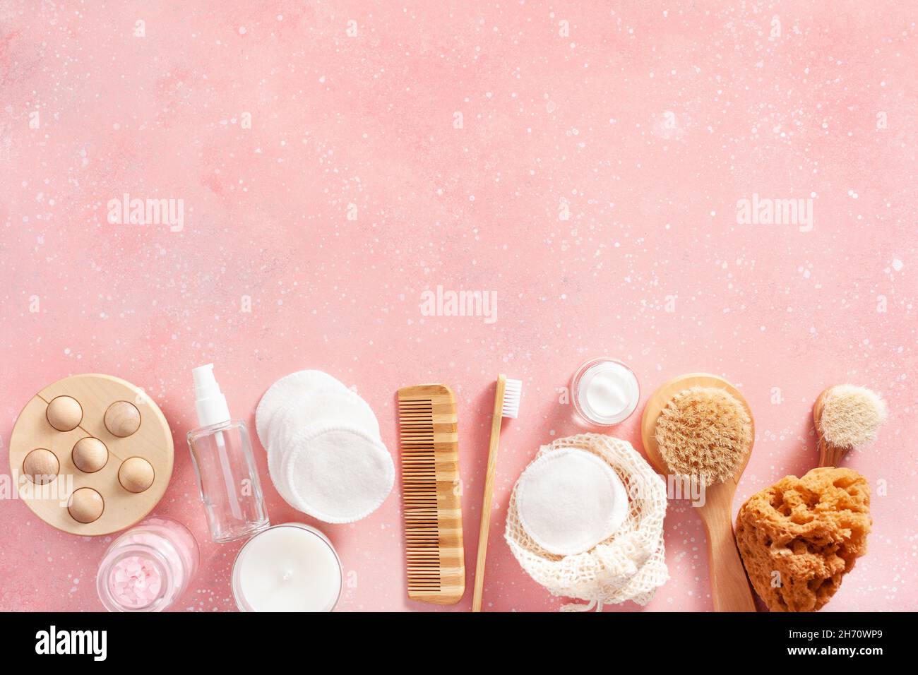 Null Abfall umweltfreundliche Hygiene Bad Konzept. Holzzahnbürste Seife Pinsel Kosmetik Stockfoto