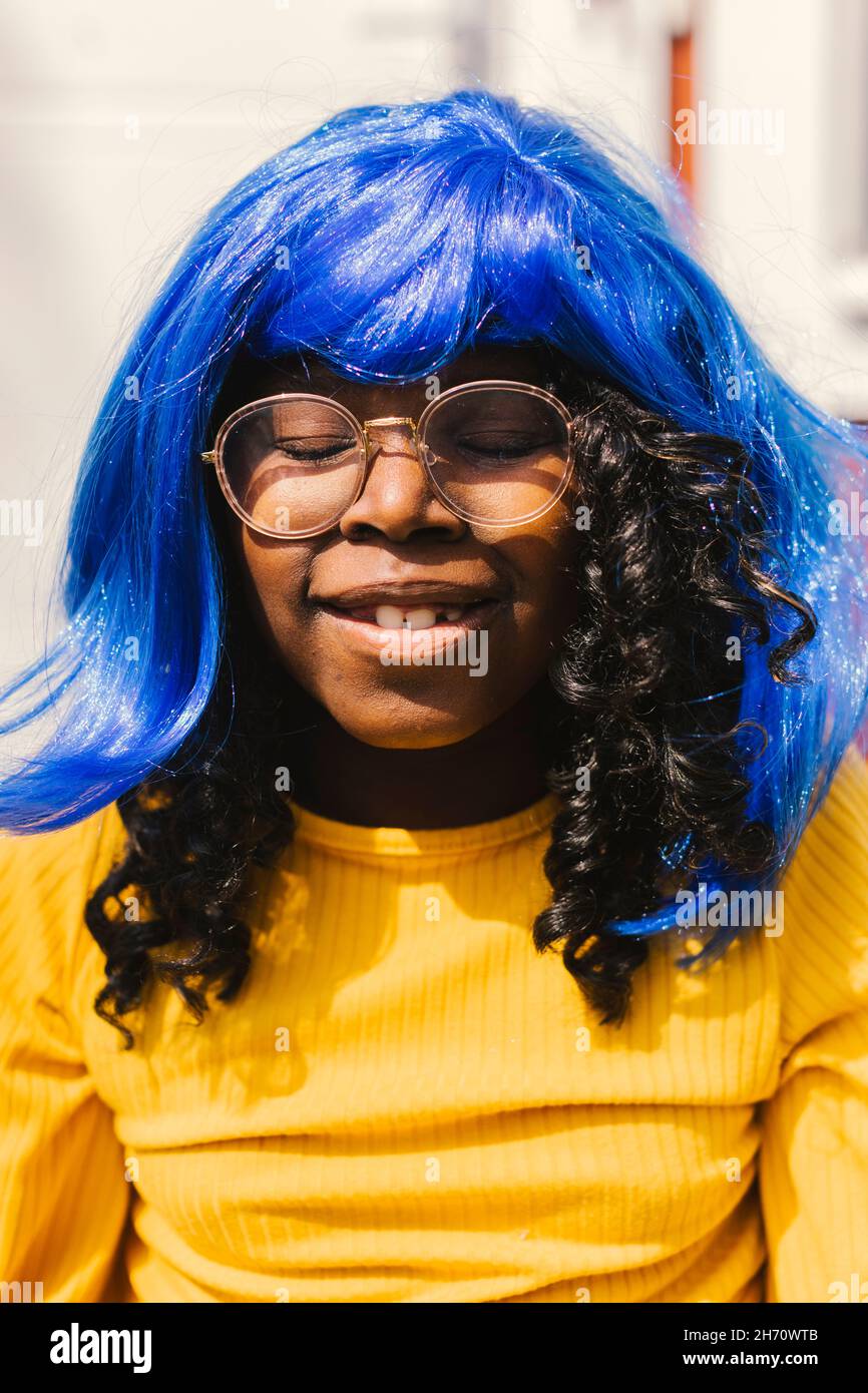 Porträt eines Teenagers mit blauer Perücke Stockfoto