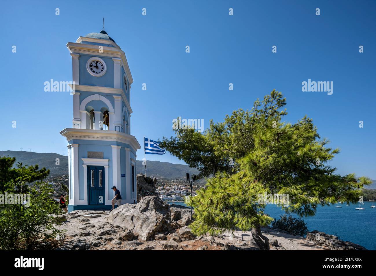 Was für ein schöner Spaziergang die kleinen charmanten Straßen von Poros hinauf. Der Uhrenturm selbst ist beeindruckend, aber die Aussicht von dieser Position ist unglaublich. Poros Stockfoto