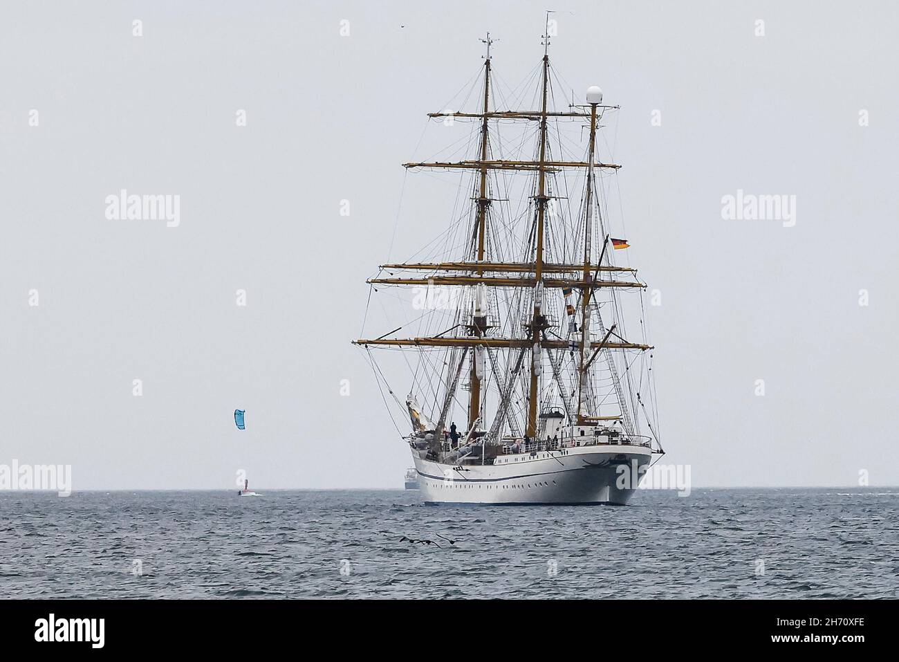 Laboe, Deutschland. 19th. November 2021. Begleitet von Kitesurfern segelt die Gorck Fock am Ostseebad Laboe vorbei. Nach jahrelanger kostspieliger Sanierung hat sich das Marineausbildungsschiff nun wieder auf eine Reise ins Ausland begeben. Vor den Kanarischen Inseln soll die Bundeswehr-Crew bei günstigen Wetterbedingungen trainieren. Quelle: Frank Molter/dpa/Alamy Live News Stockfoto