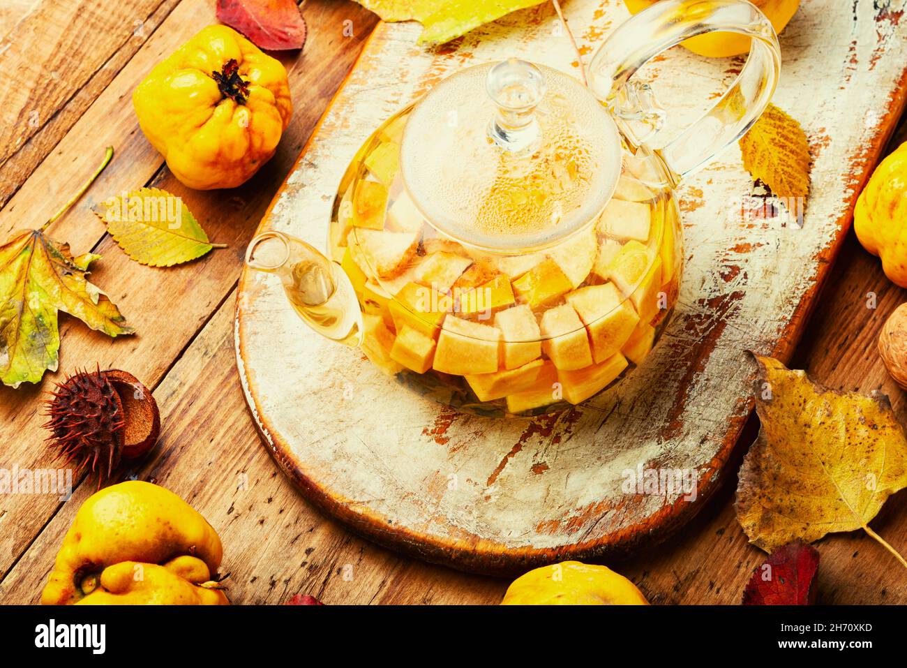 Früchtetee aus Herbstquitte.Herbstgetränk, heißer Apfeltee-Drink. Quitten-Tee und Herbstblätter Stockfoto