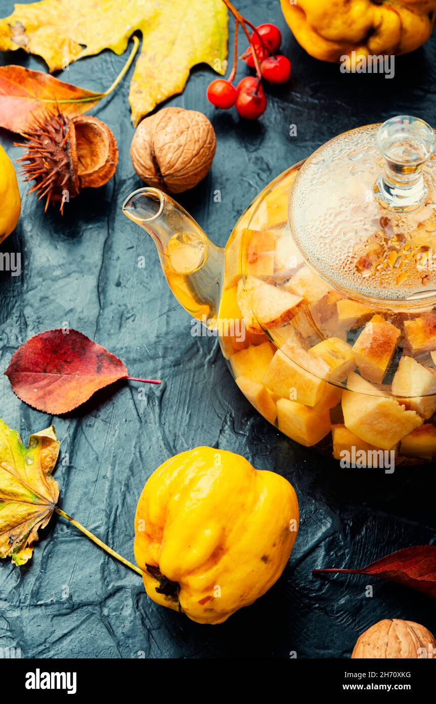 Köstlicher hausgemachter Tee. Tee aus Äpfeln und Quitte auf herbstlichem Hintergrund. Stockfoto