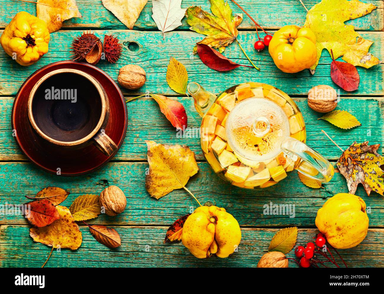 Hausgemachter köstlicher Früchtetee aus Herbstquitte. Stockfoto