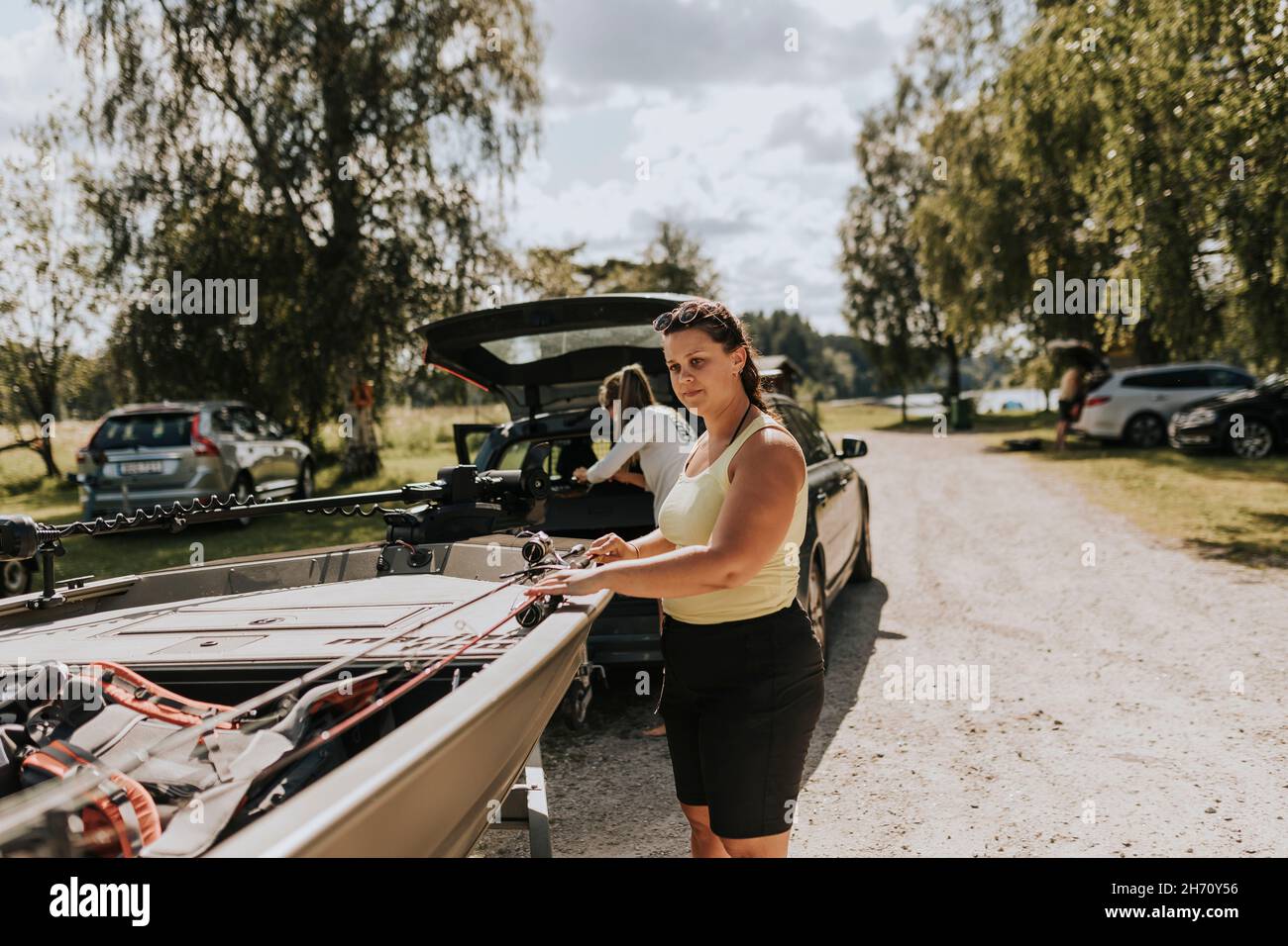 Frau, die in der Nähe des Bootes steht Stockfoto