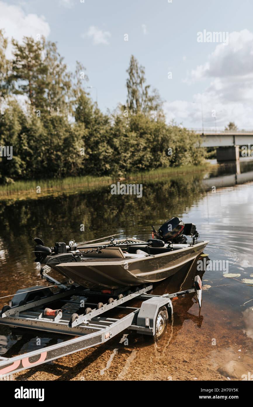 Boot auf Anhänger am Wasser Stockfoto