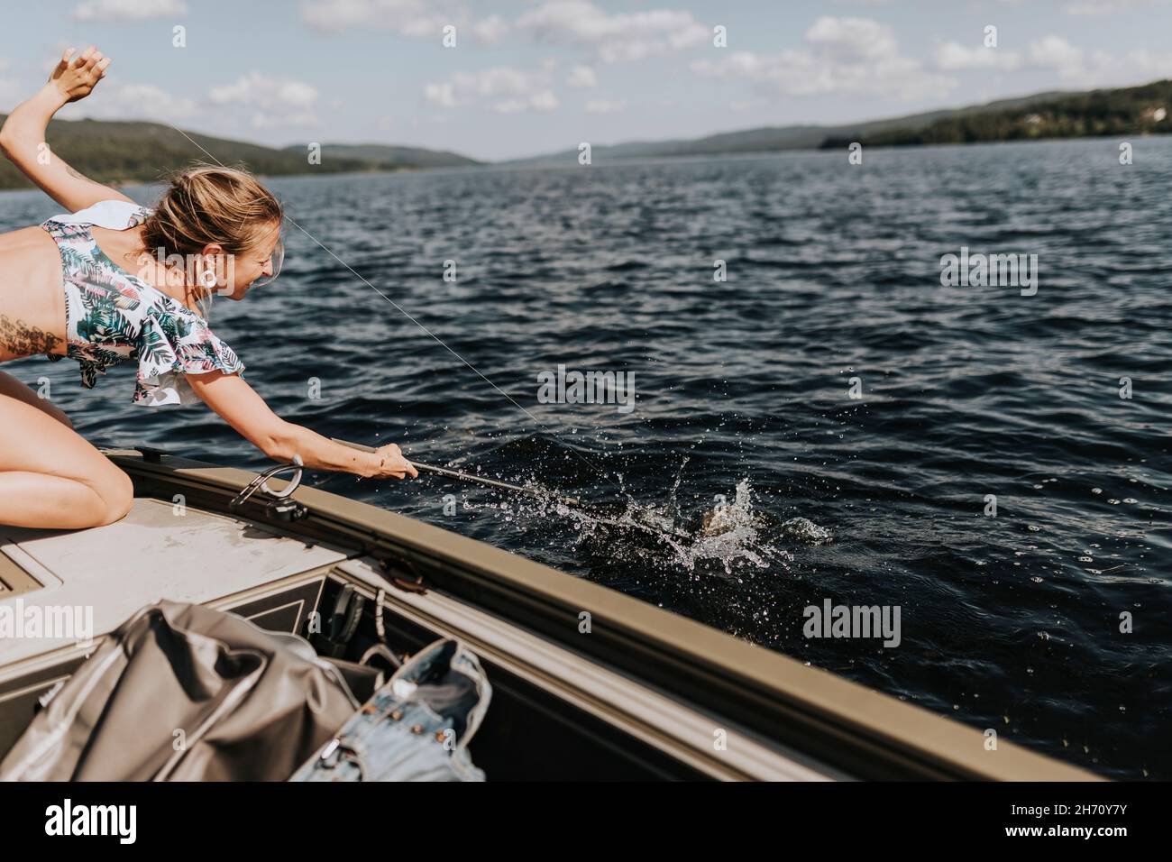 Frau, Angeln im See Stockfoto