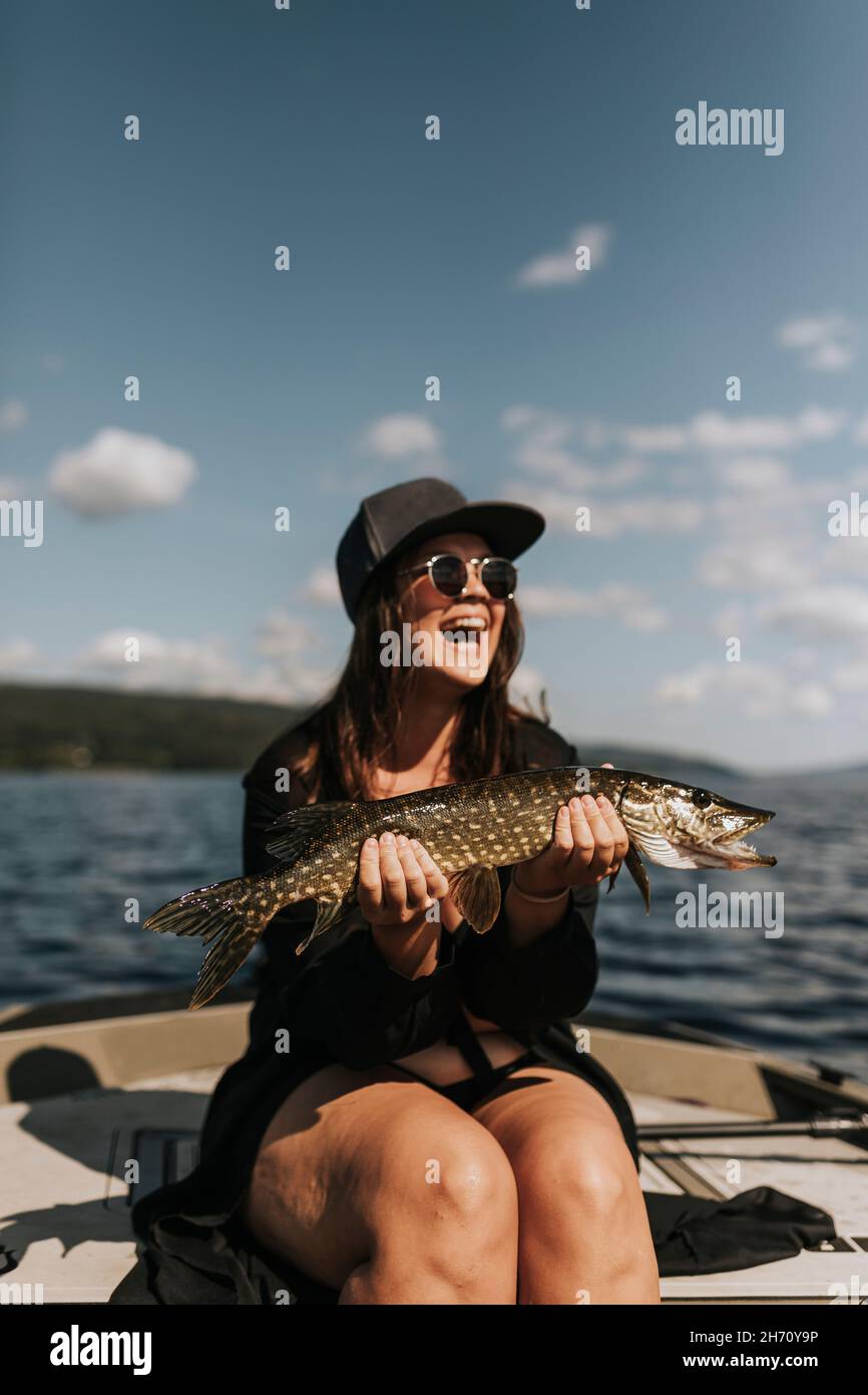Glückliche Frau mit Fisch Stockfoto