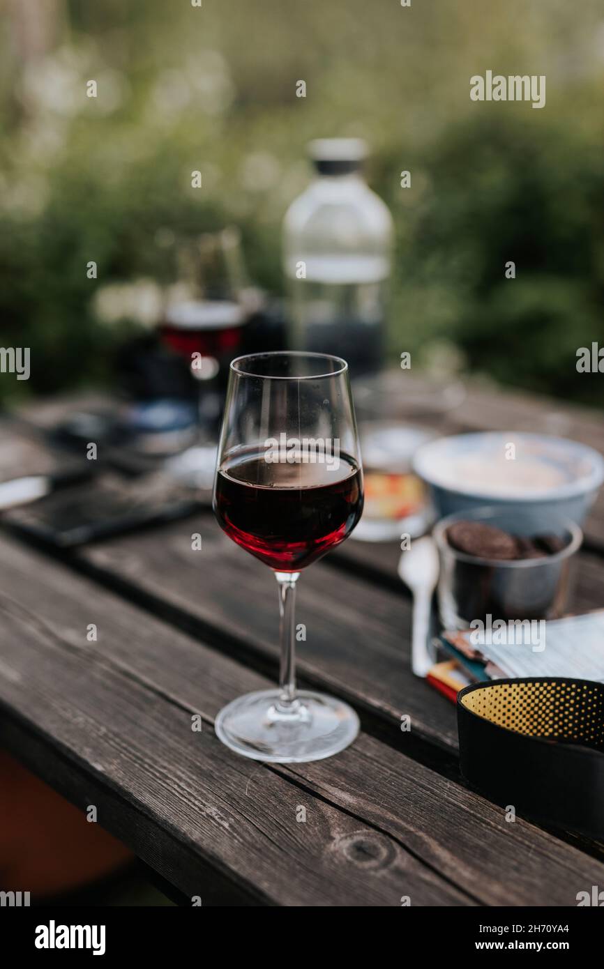 Weinglas auf Tisch Stockfoto