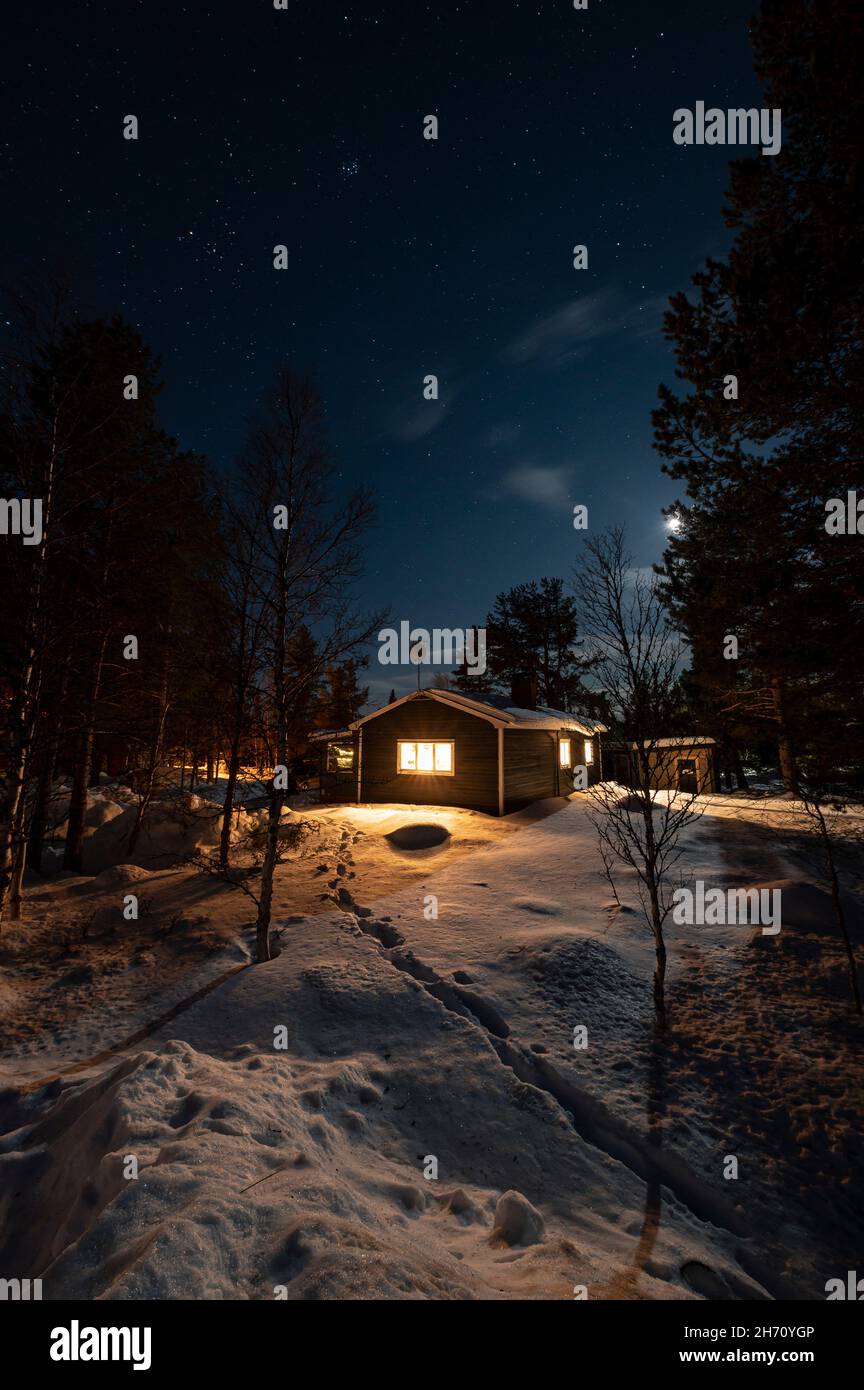 Beleuchtetes Haus im Winter Stockfoto