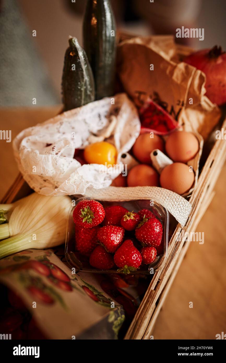 High-Angle-Ansicht von Bio-Shopping im Korb Stockfoto