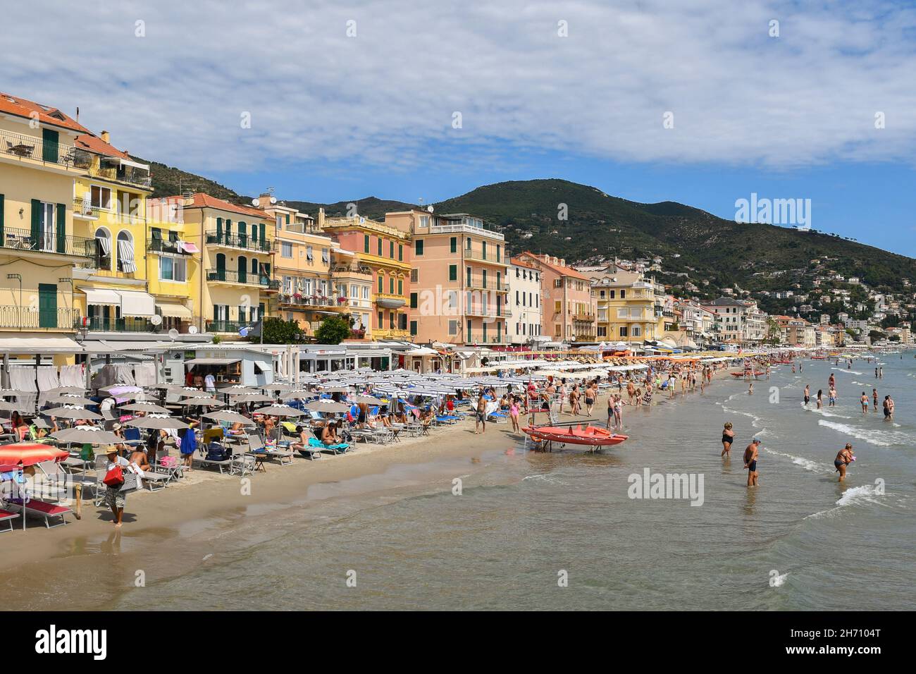 Blick auf das beliebte Touristenziel an der Küste des Ligurischen Meeres mit dem Sandstrand und den typischen bunten Häusern im Sommer, Alassio, Ligurien Stockfoto