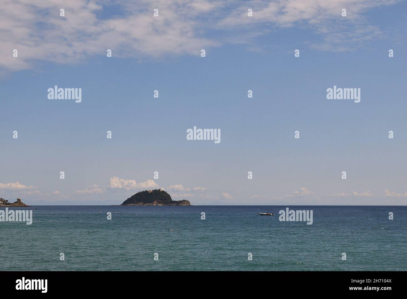 Meereslandschaft mit der Insel Gallinara, einer kleinen Privatinsel, die im Ligurischen Meer vor der Küste von Albenga, Provinz Savona, Ligurien, Italien liegt Stockfoto