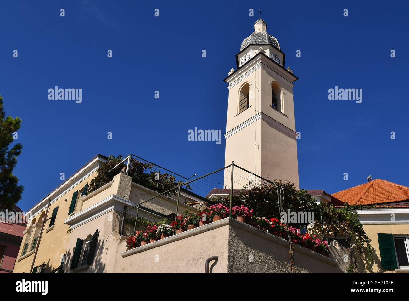 Außen- und Glockenturm der Kirche Santa Maria Immaccolata im historischen Zentrum der Stadt Meer, Alassio, Savona, Ligurien, Italien Stockfoto