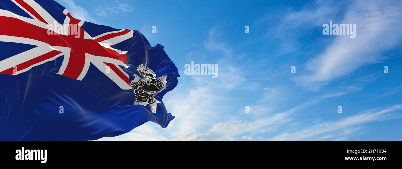 Flagge des Verteidigungsministeriums Polizei Ensign bei bewölktem Himmel Hintergrund auf Sonnenuntergang. Panoramablick. vereinigtes Königreich Großbritannien, England. Copy space for Stockfoto