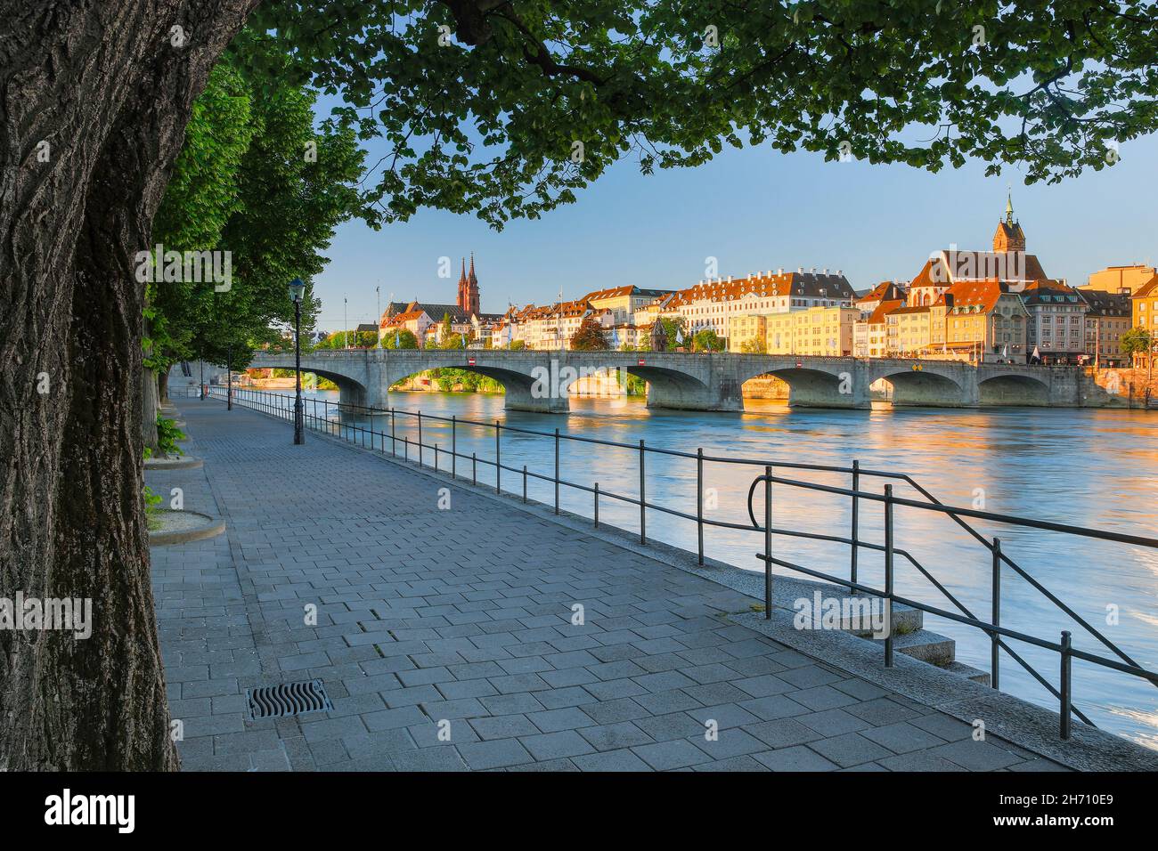 Blick auf die Altstadt von Basel mit dem Basler Münster, der Martins-Kirche, der Mittleren Brücke und dem Rhein bei Nacht. Schweiz Stockfoto