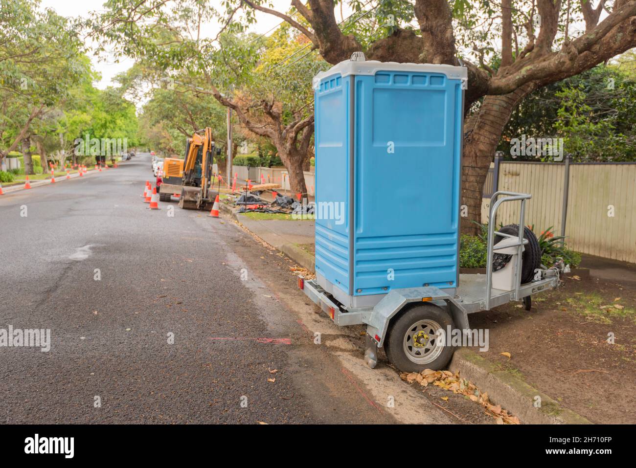 Eine Baustelle für Straßeninstandhaltung und eine tragbare Toilette auf Anhängerbasis am Straßenrand in Australien Stockfoto
