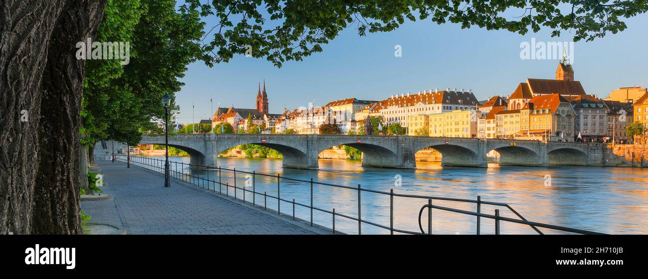 Blick auf die Altstadt von Basel mit dem Basler Münster, der Martins-Kirche, der Mittleren Brücke und dem Rhein, Schweiz Stockfoto