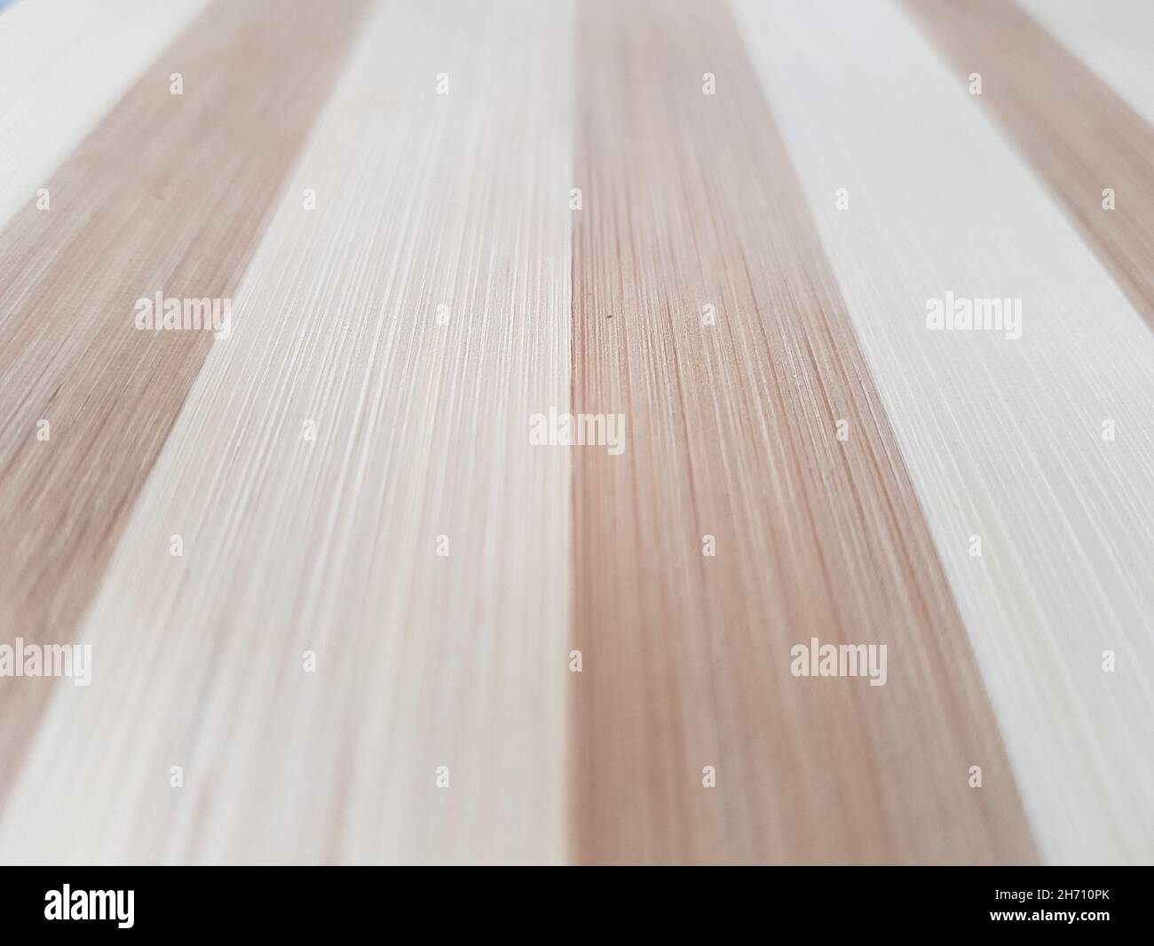 Gestreifter dunkler und hellbrauner Holzhintergrund. Stockfoto