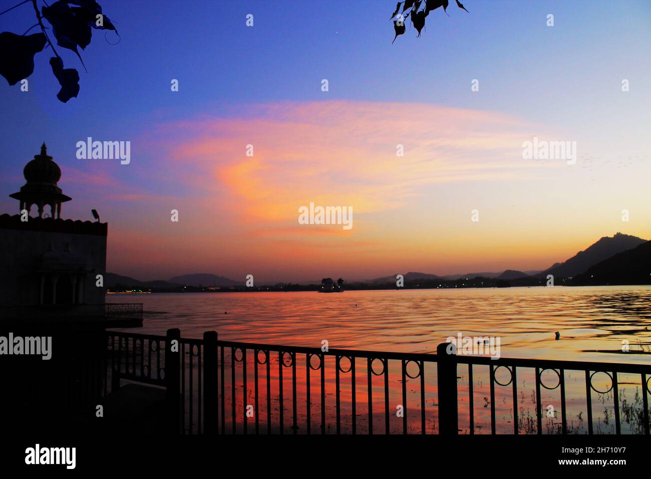 Pink Glow of the Sky am Fateh Sagar Lake in Udaipur Stockfoto