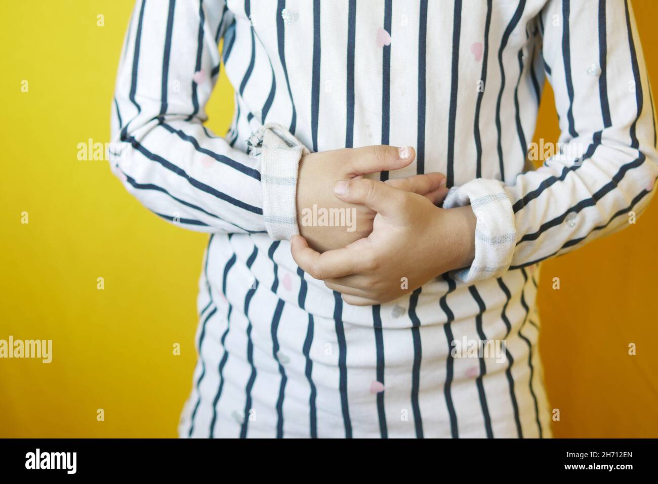 Kind Mädchen leiden Bauchschmerzen aus der Nähe. Stockfoto