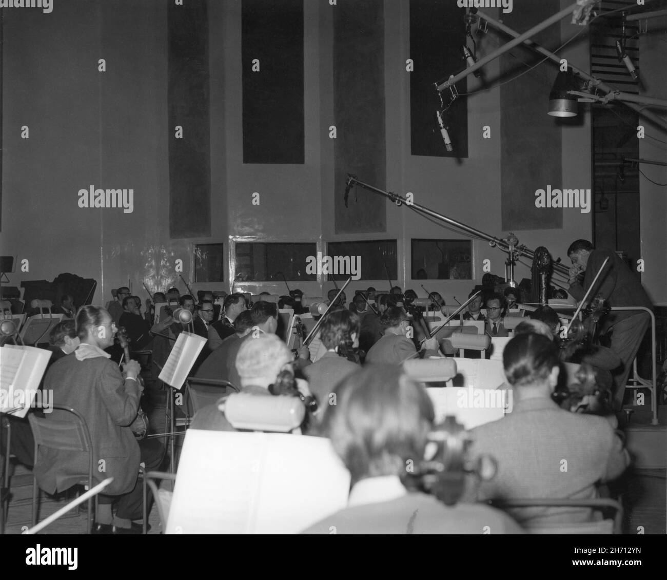 Filmkomponist BERNARD HERRMANN in den Shepperton Studios im Herbst 1962 Aufnahme / Dirigieren seiner Partitur mit dem Royal Philharmonic Orchestra für JASON UND DIE ARGONAUTEN 1963 Regisseur DON CHAFFEY Schöpfer von besonderen visuellen Effekten RAY HARRYHAUSEN Charles H. Schneer Productions / Columbia Picches Stockfoto