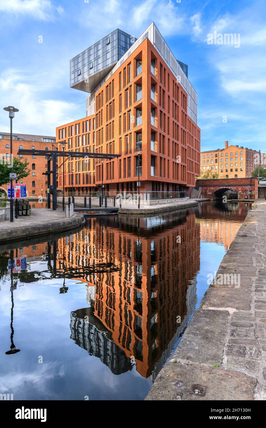 Eleganter, moderner Apartmentkomplex Burlington House, Teil einer Regeneration des nördlichen Viertels von Manchester. Am Rochdale Canal in Manchester. Stockfoto