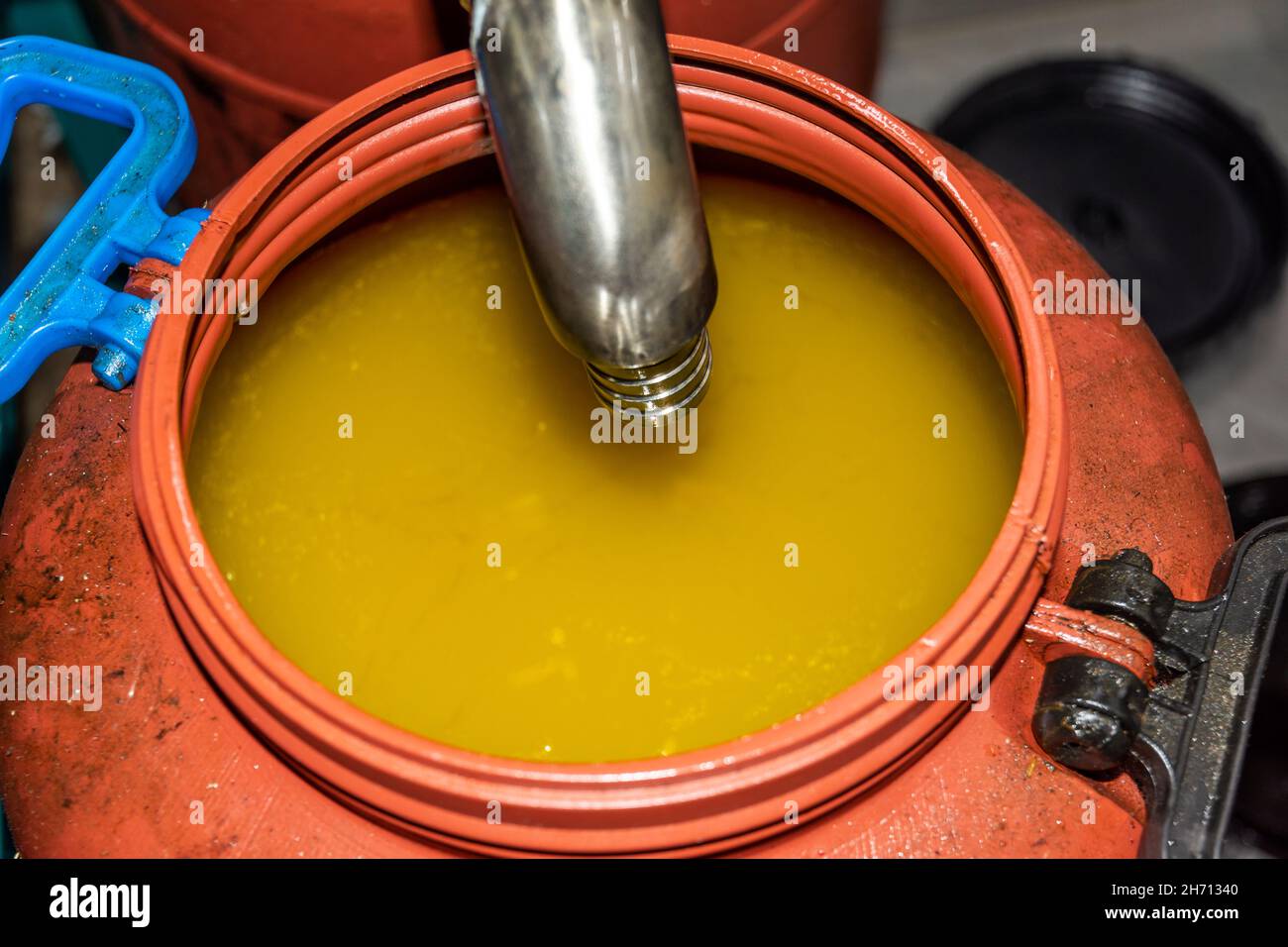 Umwandlung von Oliven in Öl in einer Ölmühle in griechenland Stockfoto