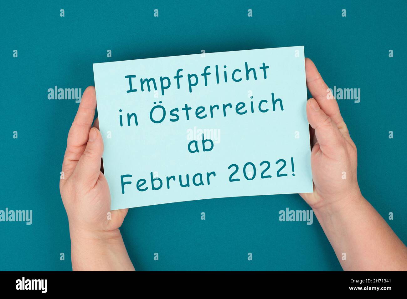 Das Wort Zwangsimpfung in Österreich steht auf dem Papier, deutsche Sprache, Impfpflicht, Covid-19-Vorschriften Stockfoto