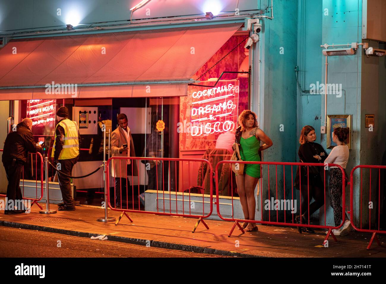 Fotos: Leute, die die Bars spät in der Nacht verlassen Central London Weihnachten 2021 Simmons Bar | Oxford Street und Wardour Street Bild von Gavin Rodgers/ Pixel Stockfoto