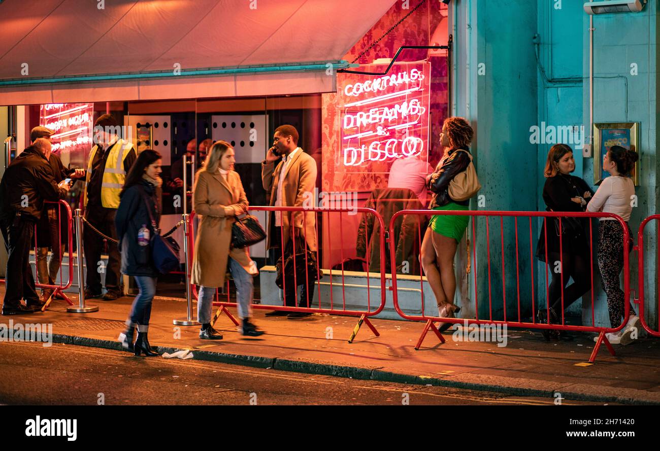 Fotos: Leute, die die Bars spät in der Nacht verlassen Central London Weihnachten 2021 Simmons Bar | Oxford Street und Wardour Street Bild von Gavin Rodgers/ Pixel Stockfoto