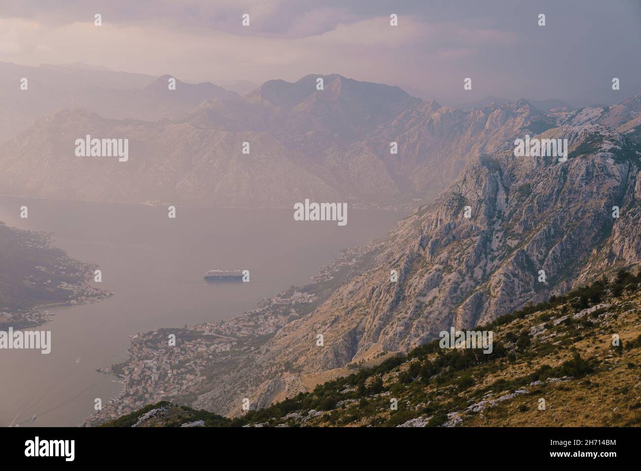 Sonnenuntergang Nebel über der Kotor Bay. Lovcen, Montenegro Stockfoto