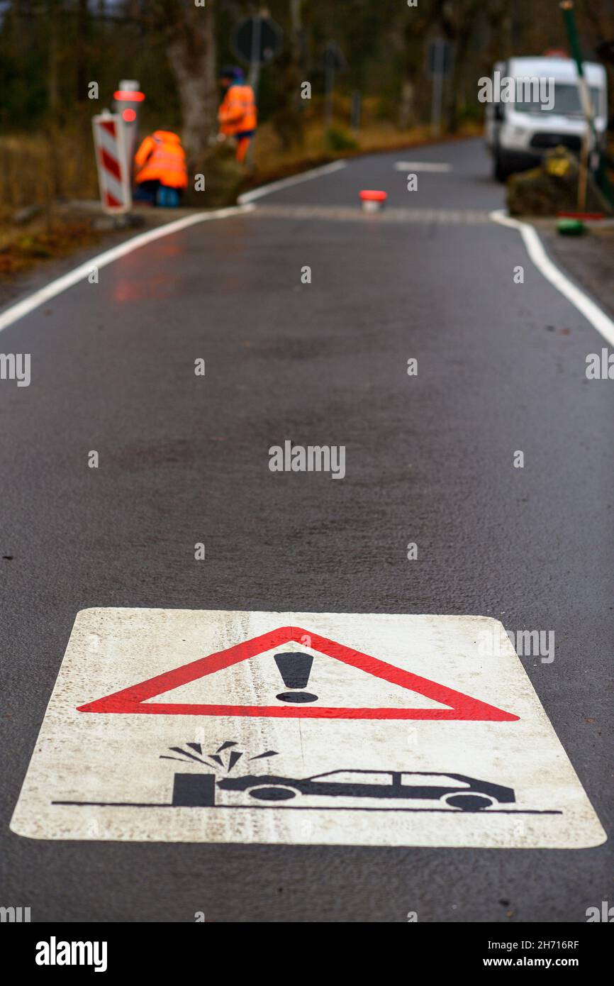 Schierke, Deutschland. 19th. November 2021. Ein Warnhinweis auf den Straßenasphalt soll auf eine neue Polleranlage an der Zufahrtsstraße zur Brockenstraße aufmerksam machen. Das System wurde von Vertretern des Bezirks, der Nationalparkverwaltung und der Polizei in Betrieb genommen. Sie soll in Zukunft das illegale nächtliche Fahren auf der Brocken Road verhindern. Die Brocken Road darf nur mit einer Ausnahmegenehmigung genutzt werden. Quelle: Klaus-Dietmar Gabbert/dpa-Zentralbild/dpa/Alamy Live News Stockfoto