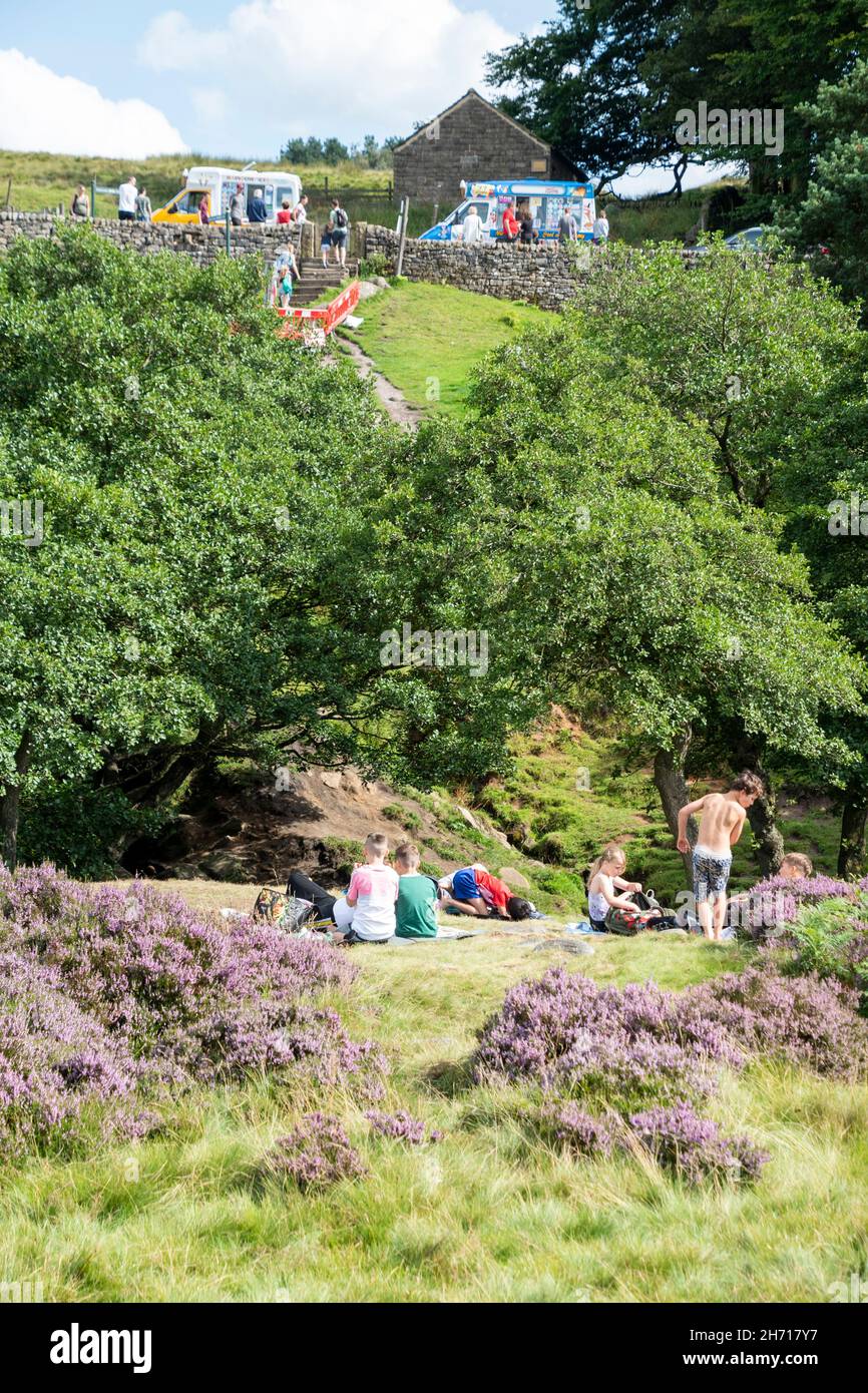 Derbyshire Großbritannien – 20. August 2020: Familien genießen ein Sommerpicknick unter den Eiswagen im Longshaw Estate, Peak District Stockfoto