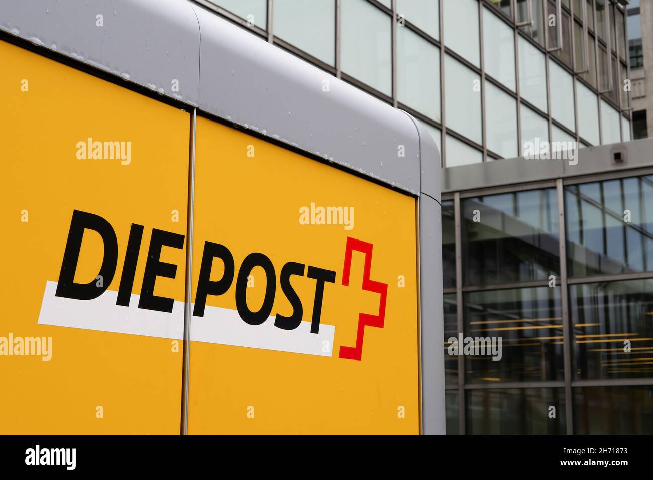 Aarau, Schweiz - 3. November 2021: Die Post ist die nationale Post der Schweiz - ein Unternehmen der Schweizerischen Eidgenossenschaft, Stockfoto