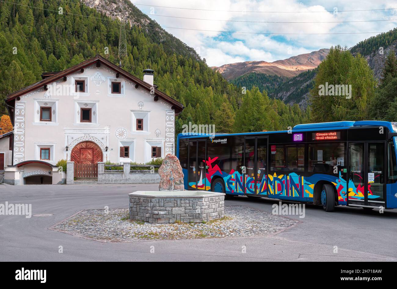 La Punt, Schweiz - 29. September 2021: Lokaler schweizer Bus auf dem zentralen Platz des traditionellen Dorfes La Punt im Kanton Graubünden im Engadin. Stockfoto