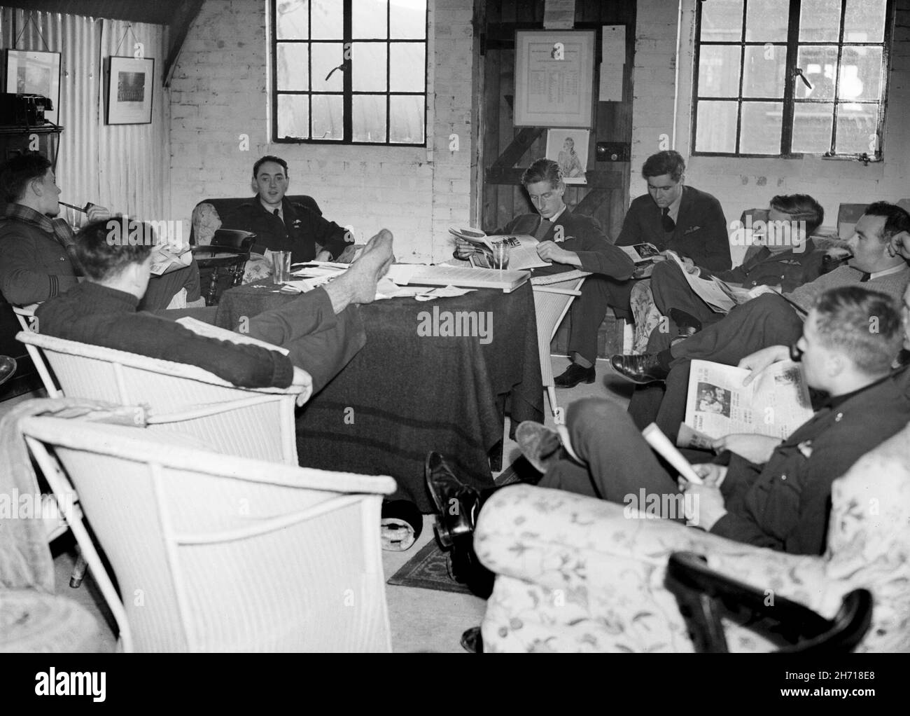 RAF FOWLMERE, ENGLAND, Großbritannien - September 1940 - Piloten der 19. Staffel der RAF entspannen sich im Besatzungsraum von Fowlmere, dem Satellitenflugplatz nach Duxford in ca. Stockfoto