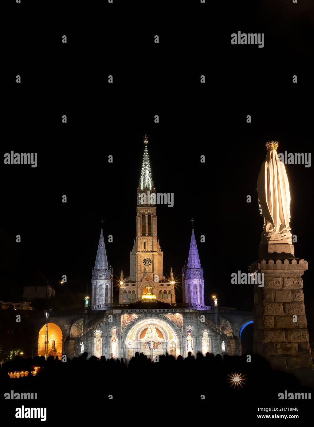 Nachtaufnahme der beleuchteten Kirche von Lourdes in Frankreich, dem Ort der Erscheinungen der Jungfrau Maria, Stockfoto